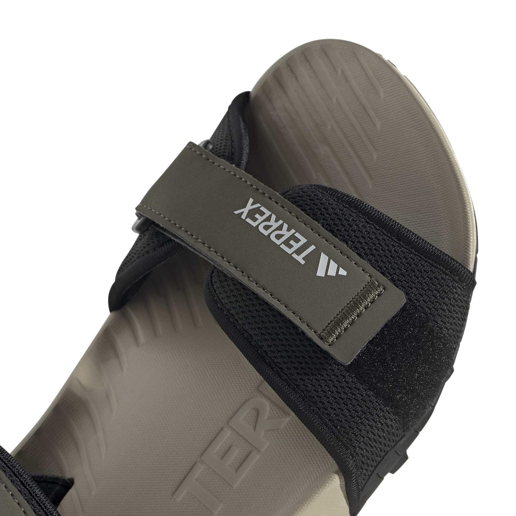 product/a/d/adidas_jq2236_9_footwear_photography_detail_view_2_white-nw091625.jpg