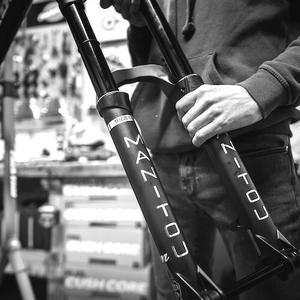 mecafo07-complete-bike-maintenance-kit-manitou-dorado-black-37-mm